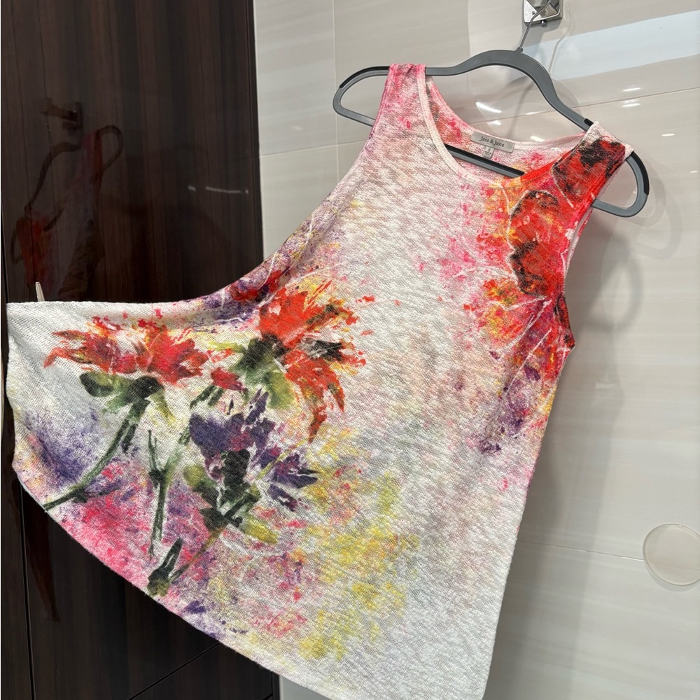 Colorful Abstract Print summer tunic top.
It’s light cotton knit fabric